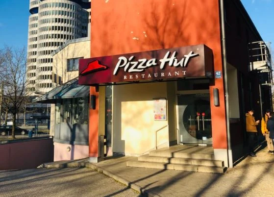 O que o fechamento de 250 unidades da Pizza Hut nos EUA ensina ao mercado brasileiro